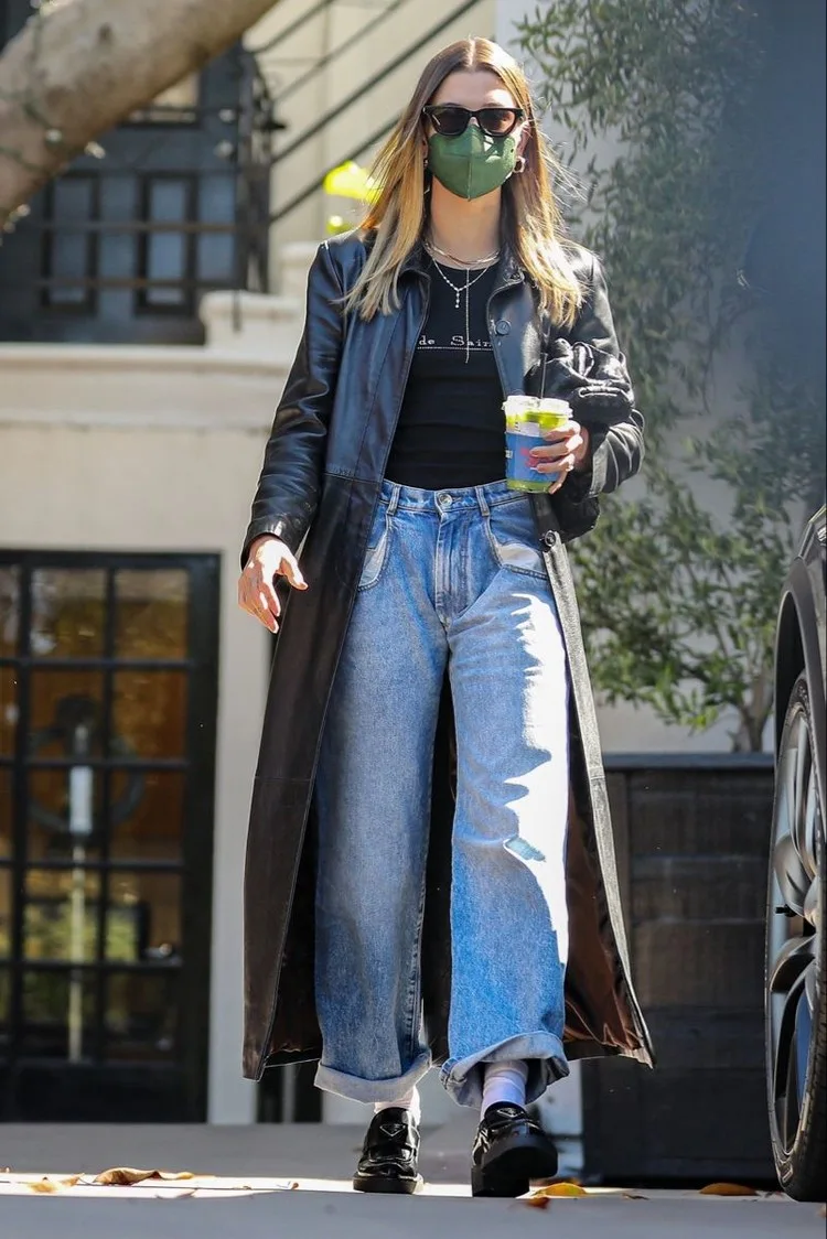 Hailey Bieber sieht toll aus in dieser Kombination aus Baggy Jeans mit schwarzem Mokassins
