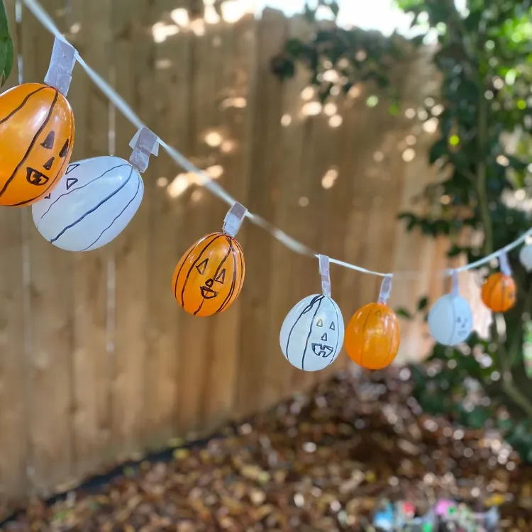 Luftballons Girlande basteln DIY Halloween Deko Vorgarten