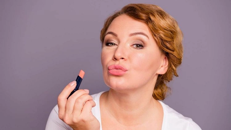Make-up-Tricks, um jünger auszusehen - Tragen Sie den richtigen Lippenstift