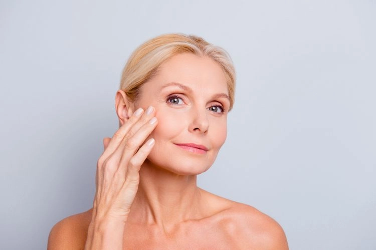 Make-up-Tricks, um jünger auszusehen - Verwenden Sie nicht zu viel Foundation