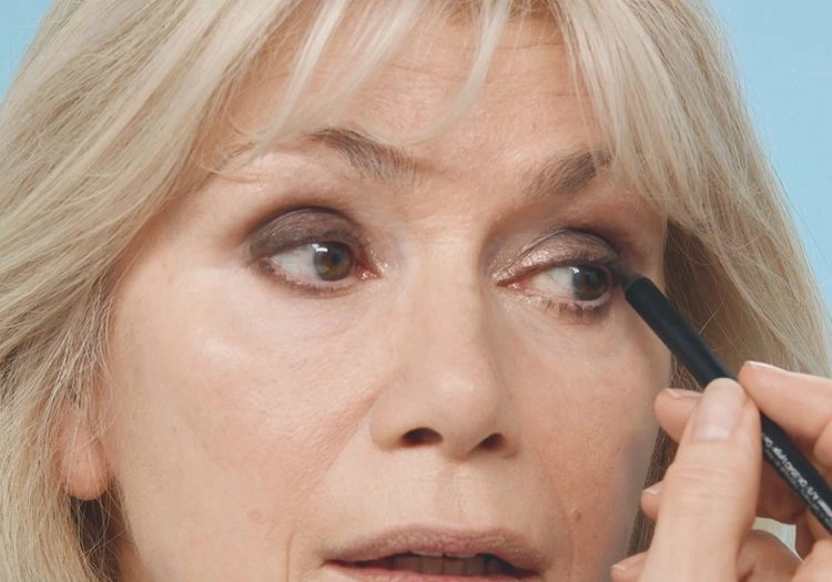 Make-up für reife Haut - Kajalstift für mehr Definition