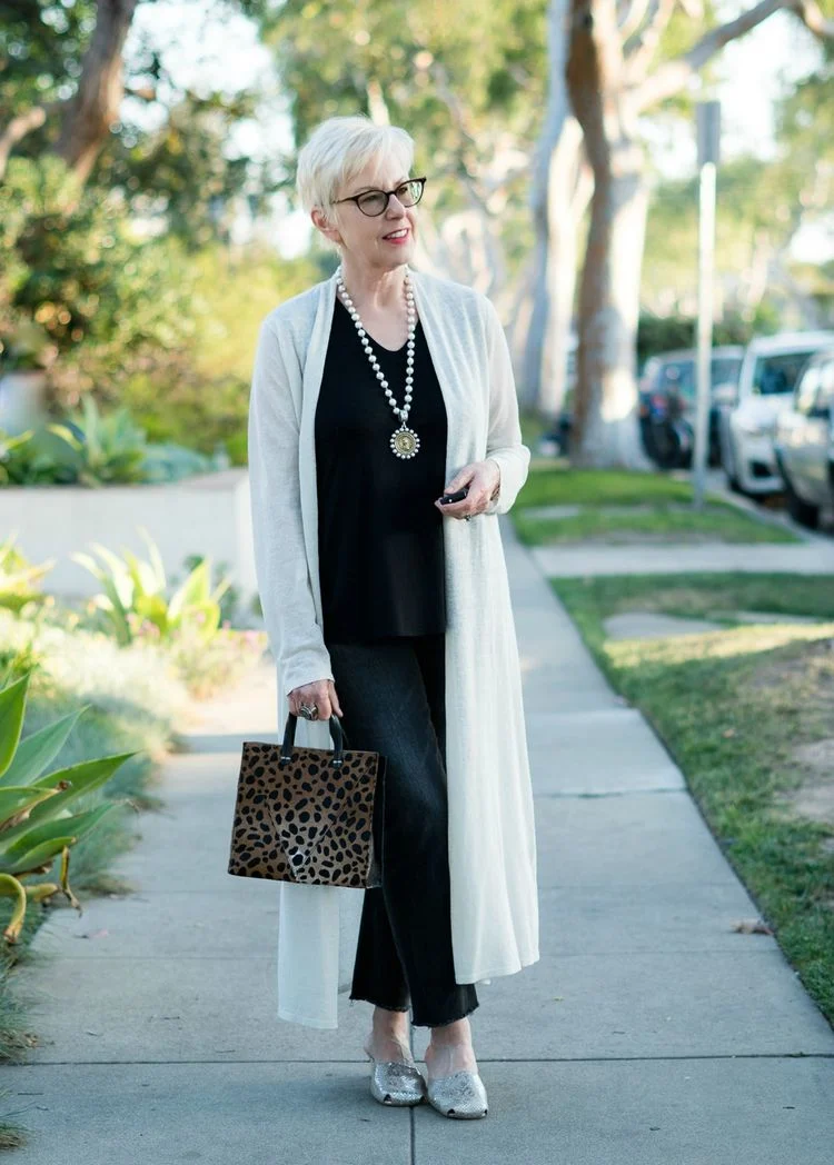 Mode-Tipps für Frauen ab 60 - längere Strickjacken