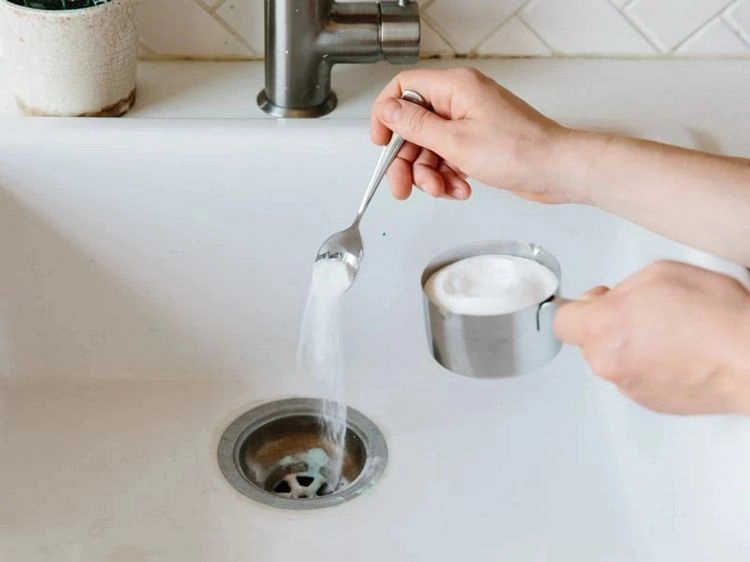 Neue oder alte Dusche mühelos ohne Chemie reinigen - Backpulver für den Abfluss