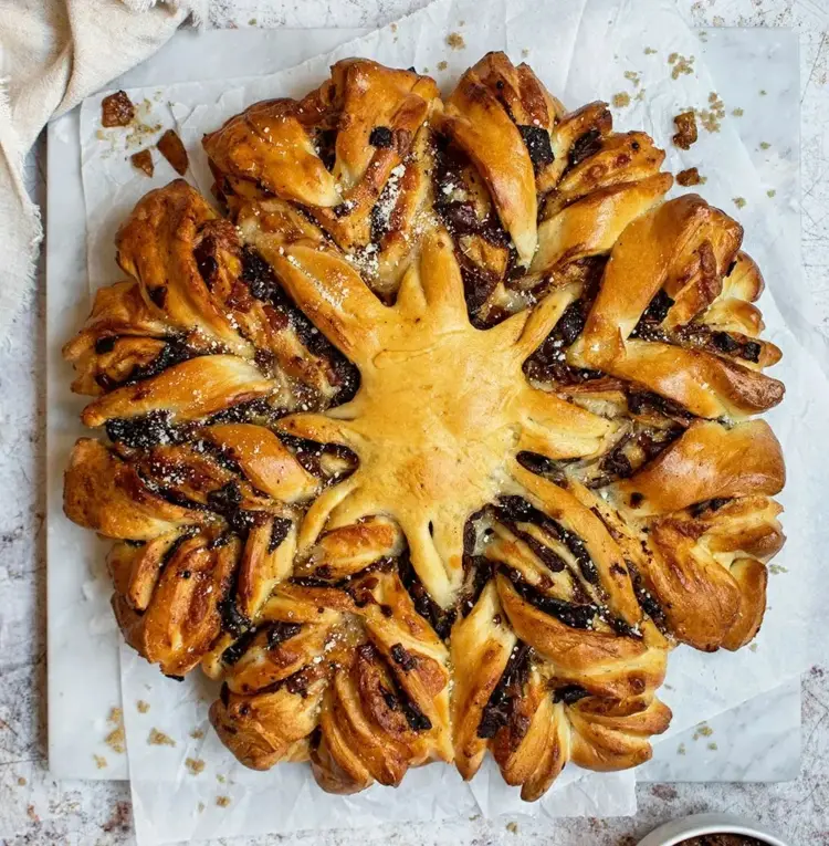 Nutella star made of puff pastry with cheddar, onion and bacon
