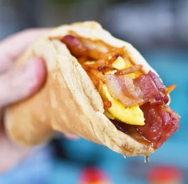 Pancake Tacos Foodtrend 2022 herzhafte Pfannkuchen mit Eiern und Speck