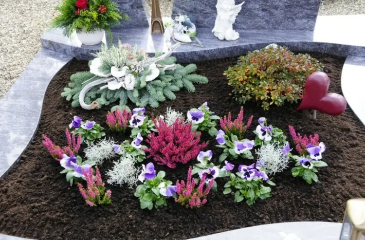 Pflegeleichte Grabbepflanzung für den Winter - Blumen und immergrüne Gehölze