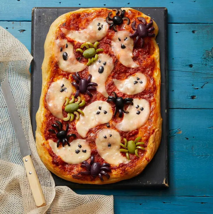 Probieren Sie, Geisterhafte Pizza selber zuzubereiten für Halloween