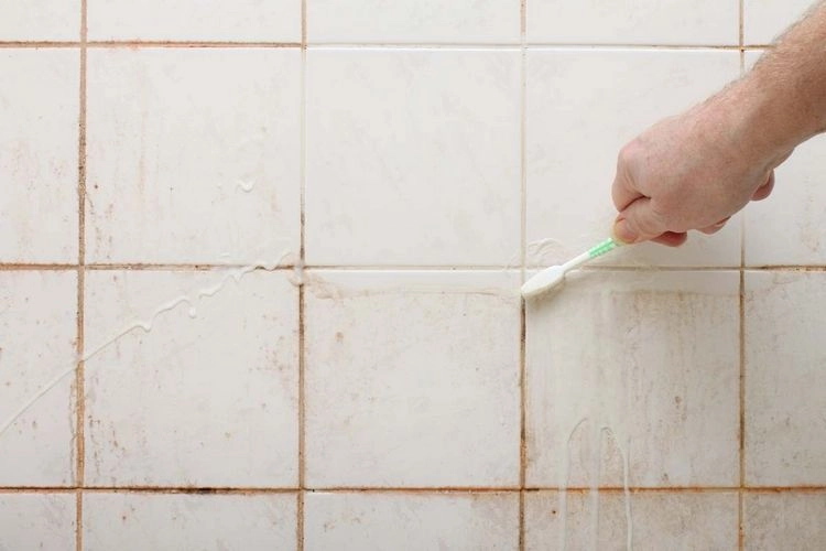 Reinigen von Fliesen in der Dusche mit Backpulver - Schimmel und Kalk entfernen