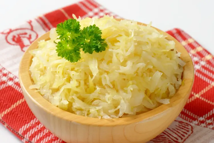 Sauerkraut selber machen - Rezept aus zwei Zutaten mit Weißkohl und Salz