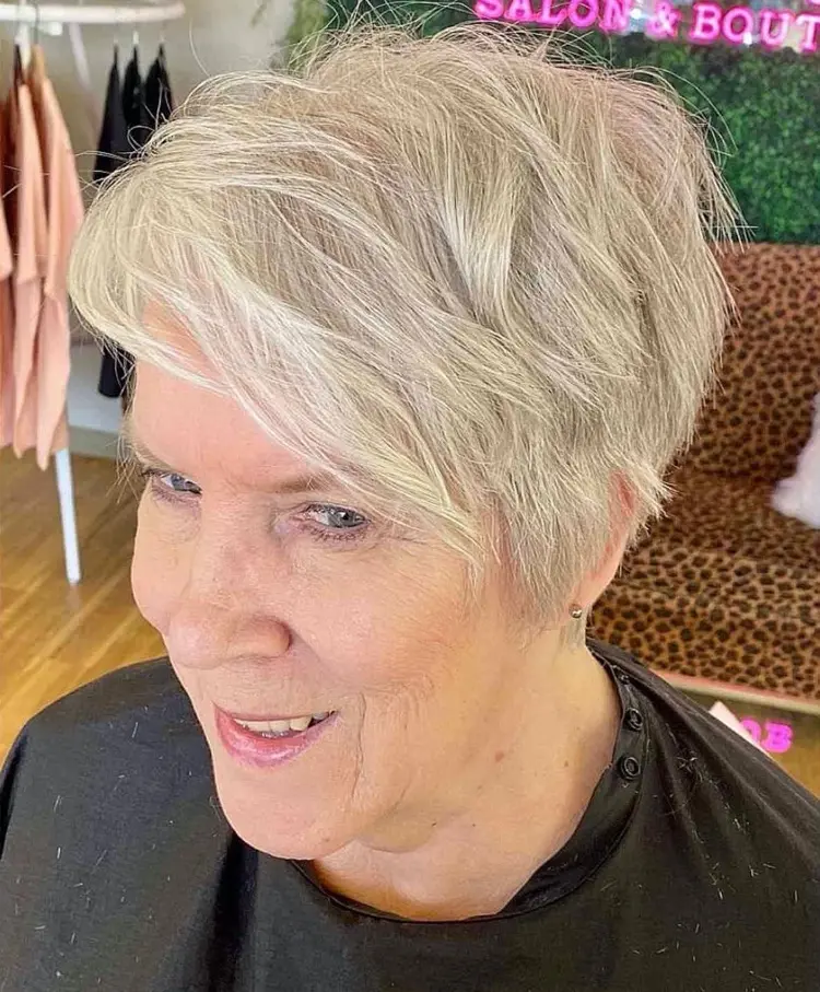 Seitlich gestlyter Long Pixie Cut für blonde Haare ab 60