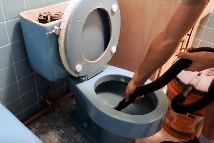 Sie können Nass-Trockensauger gegen die Verstopfung der Toilette einsetzen