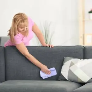 Sofa reinigen - Mit diesen Tipps und Hausmitteln wird Ihre Polstercouch mühelos strahlend sauber