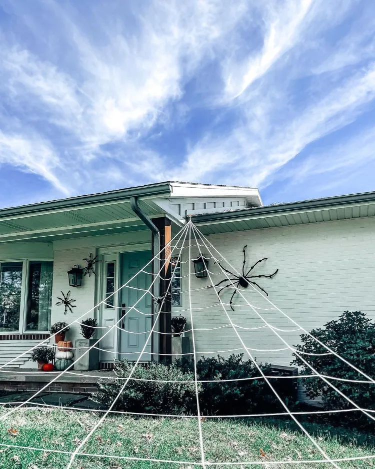 Spinnennetz selber machen günstige Halloween Deko im Vorgarten