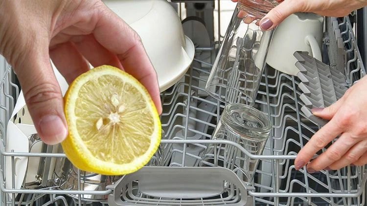 Spülmaschine entkalken mit Zitronensaft