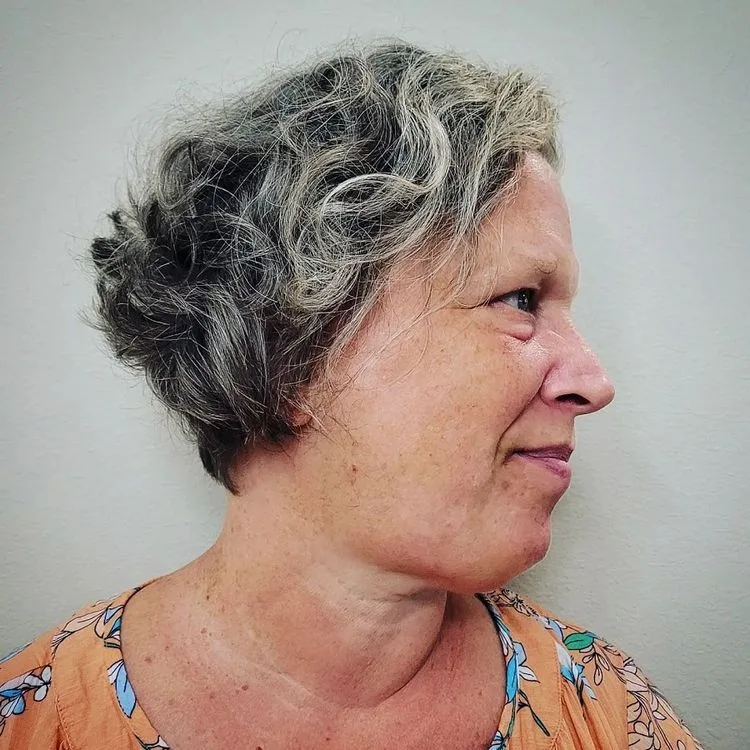 Stacked Bob für Frauen ab 60 und 70 - aktuelle Frisuren für den Herbst 2022