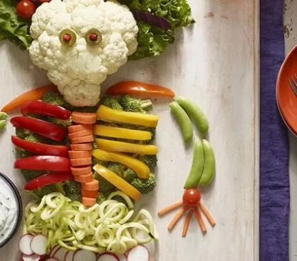 Suchen Sie nach einer lustigen Art, Gemüse während der gruseligen Jahreszeit zu servieren