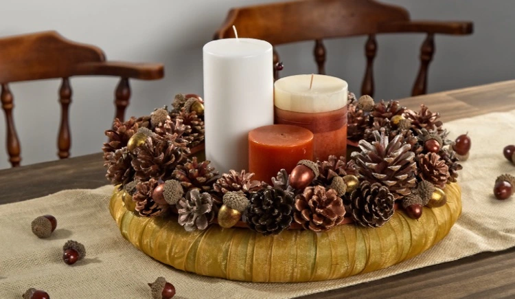 Tannenzapfen Kranz mit Kerzen für die Tischdeko basteln