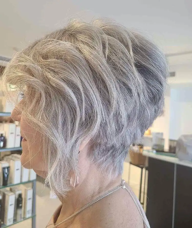 Tapered Cut Kurzhaarfrisur für Damen ab 60 mit grauem Haar