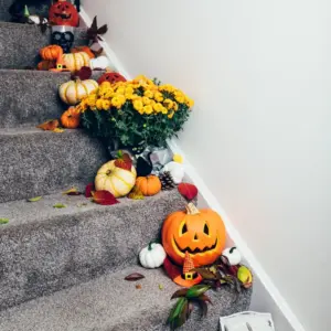 Treppen Halloween Deko gruselige Kürbisformen schnitzen