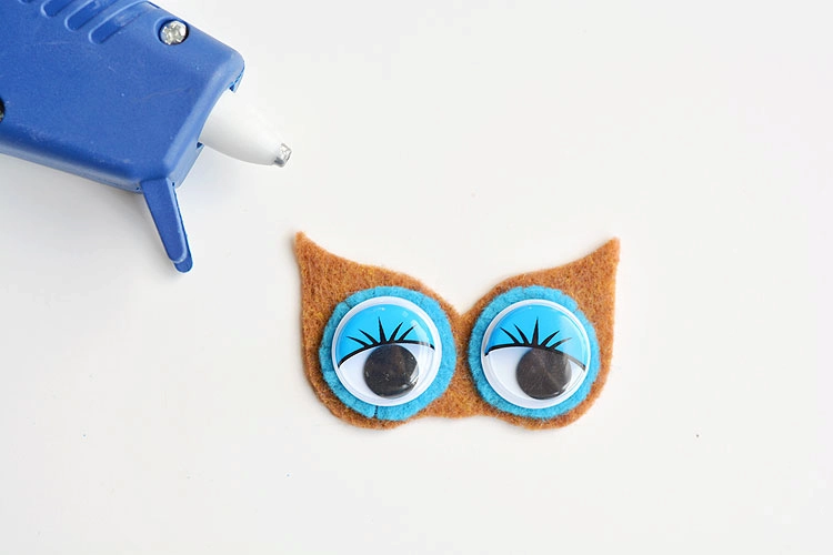 To make these cute owls, you first need to cut out the shapes