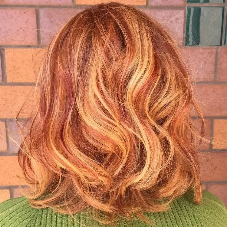 Welche Haarfarbe Frauen ab 60 Strawberry Blond mit Strähnchen