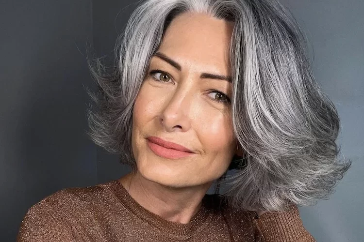 Welche Strähnchen für graue Haare liegen im Trend und verleihen Ihrer Frisur einen glänzenden Look