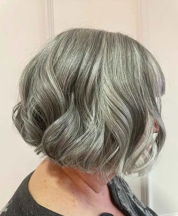 Welliger Sliced Cut für ältere Frauen mit grauem Haar