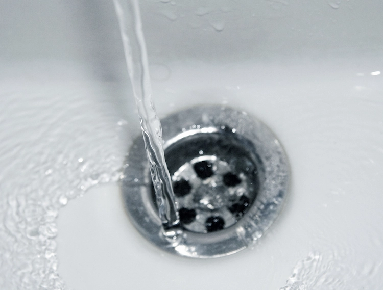 Wenn Sie kochendes Wasser in den Abfluss Ihrer Badewanne gießen, kann sich der Seifenschaum schnell auflösen