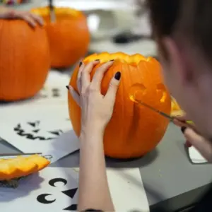 Wie Halloween Kürbis schnitzen mit Vorlage Anleitung