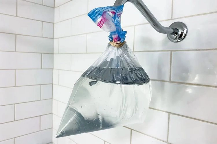 Wie man einen Duschkopf mit Hausmitteln sauber macht