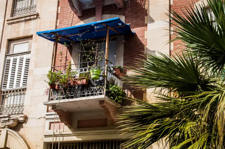 abdeckplane als temporären regenschutz für den balkon anbringen und gelegentlich verwenden