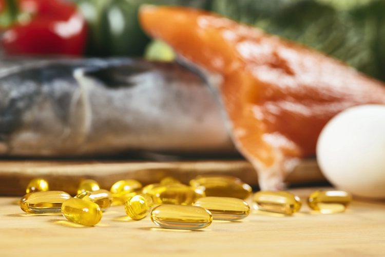 an omega 3 fettsäuren reiche lebensmittel wie fetter fisch und ergänzungen als kapsel einnehmen