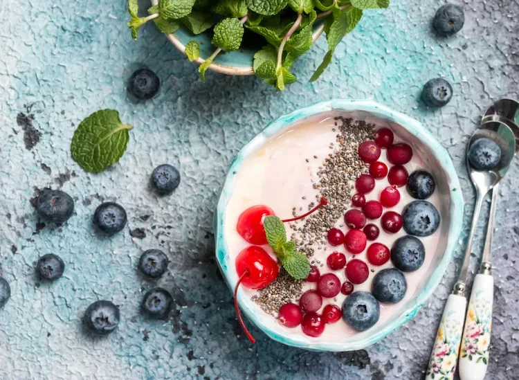 ausreichend ballaststoffe durch frühstück mit joghurt und früchten für eine gesunde ernährung ab 50 essen