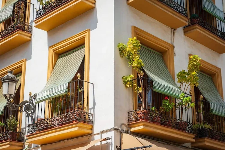 außenjalousien installieren und sie bei starkem sonnenlicht oder als regenschutz für den balkon nutzen