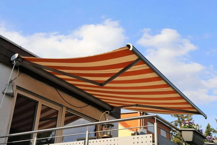 ausziehbare markise als zuverlässiger regenschutz für den balkon sowie ein schattenspender