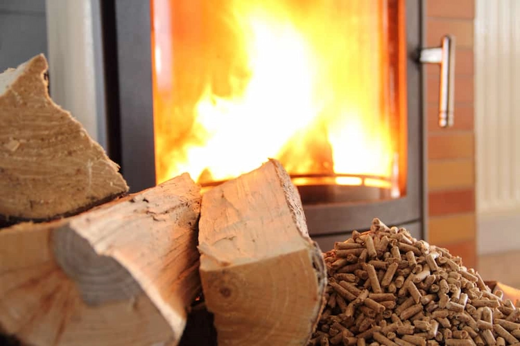 bei optimaler energienutzung mit naturmaterialien kann man holz im palletofen verbrennen in der heizzeit