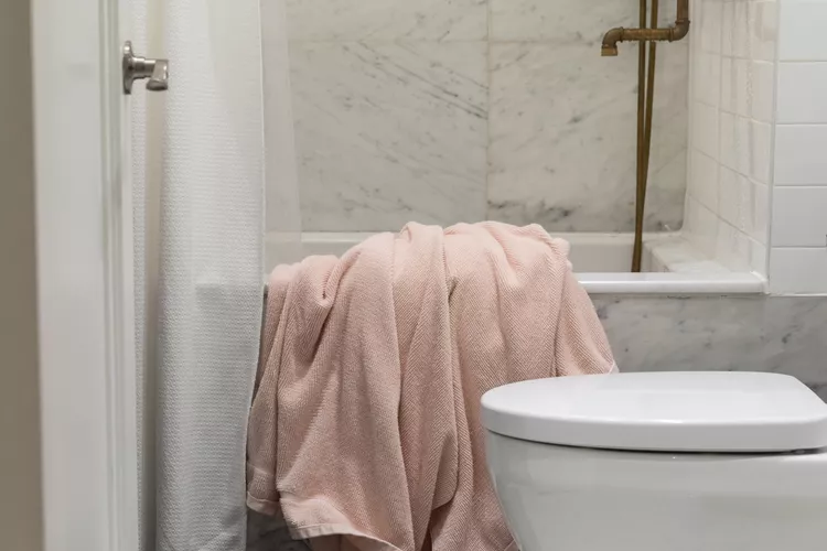 feuchte badetücher und duschvorhänge können zu schimmelbildung führen und sollten aufgeräumt werden