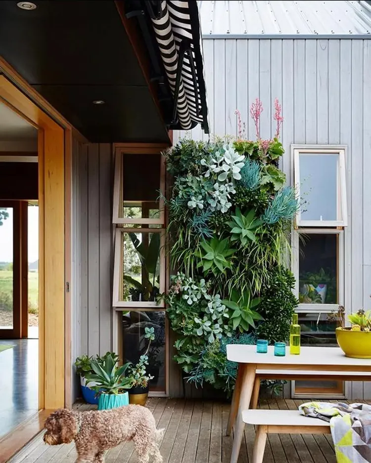 gemütlich eingerichteter balkon oder terrasse mit einer markise gegen regenwasser schützen