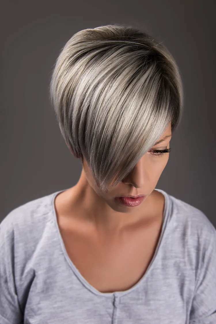 graue Haare mit Strähnchen aufpeppen Pixie Cut mit Pony Bilder