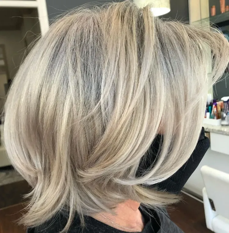 graue Haare mit blonden Strähnchen aufpeppen welche Haarfarbe macht jünger