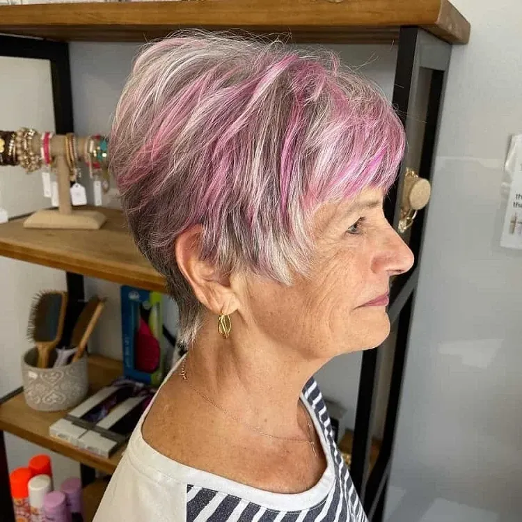 graue Haare mit rosa Strähnchen freche Kurzhaarfrisuren für Frauen ab 50