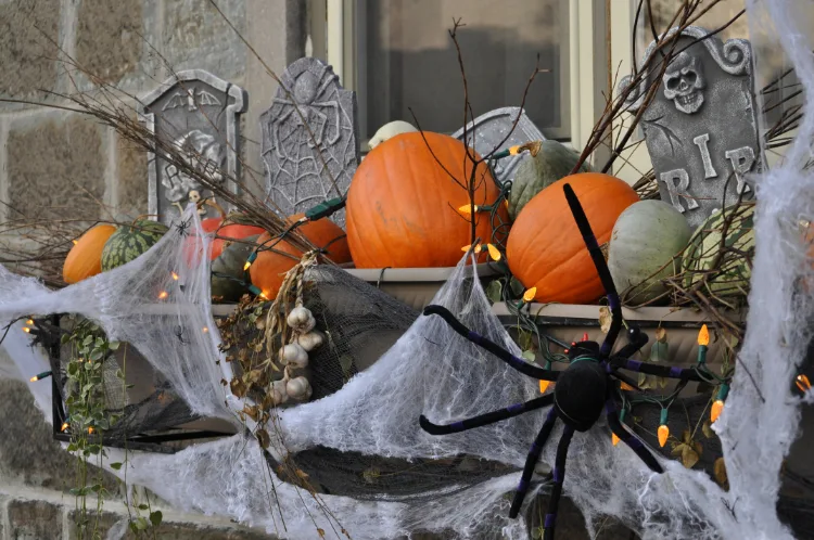 gruselige Halloween Deko mit Spinnen und Grabsteine im Blumenkasten