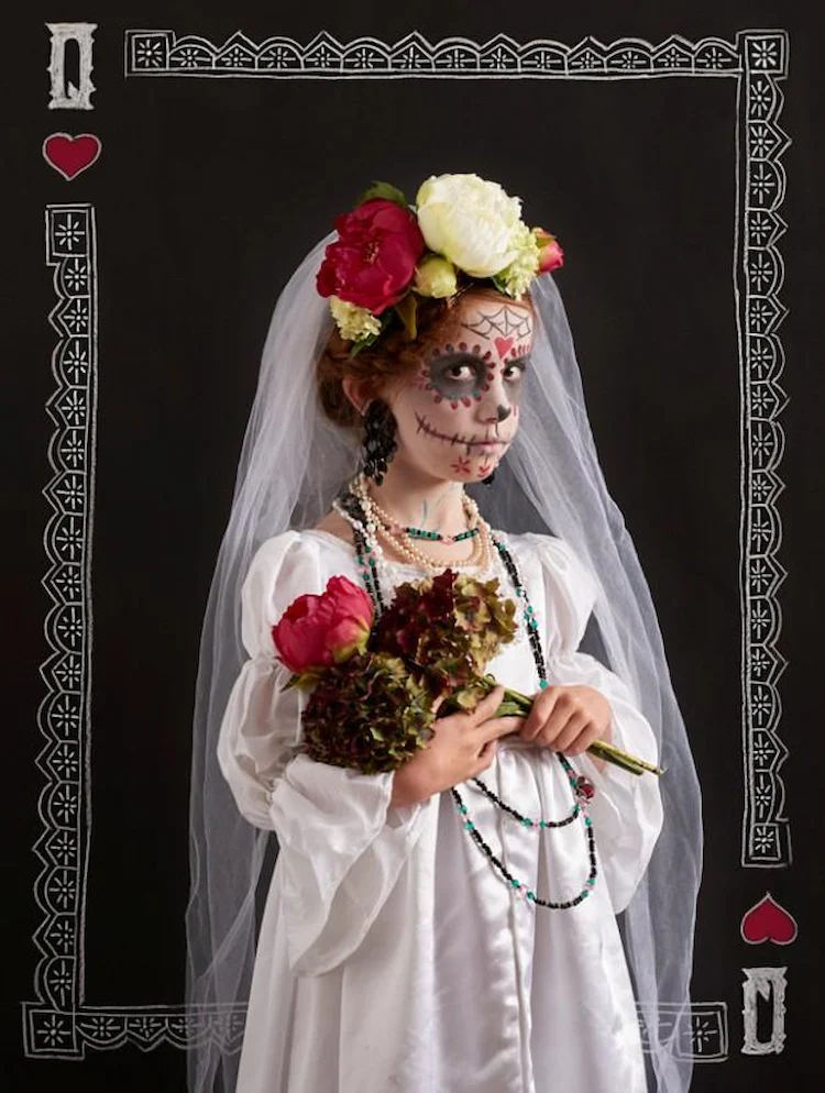 halloween kostüm für kinder aus der traditioneller feier in mexiko zum tag der toten mit geschminktem gesicht