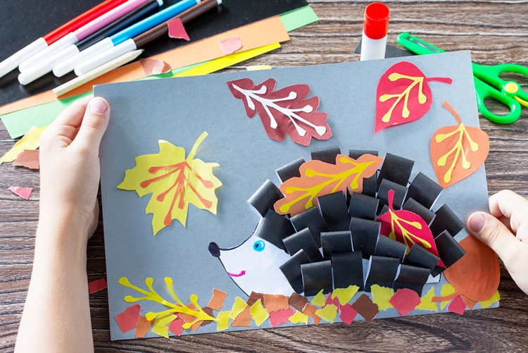 Herbstbasteln mit Kindern - Glanzpapier für ein Stachelkleid