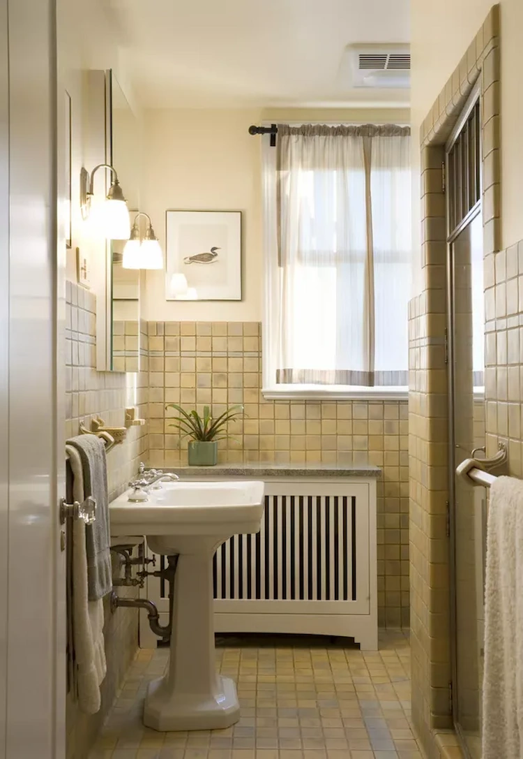 in einem rustikalen badezimmer im retro stil den heizkörper verdecken und es raffinierter aussehen lassen