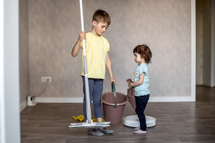 kinder in die reinigungsarbeiten miteinbeziehen und ihnen gute gewohnheiten beibringen