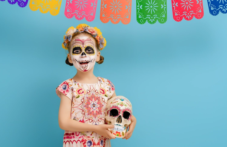 kinderkostüm zum halloween bunt und lustig nach mexikanischer tradition zum tag der toten