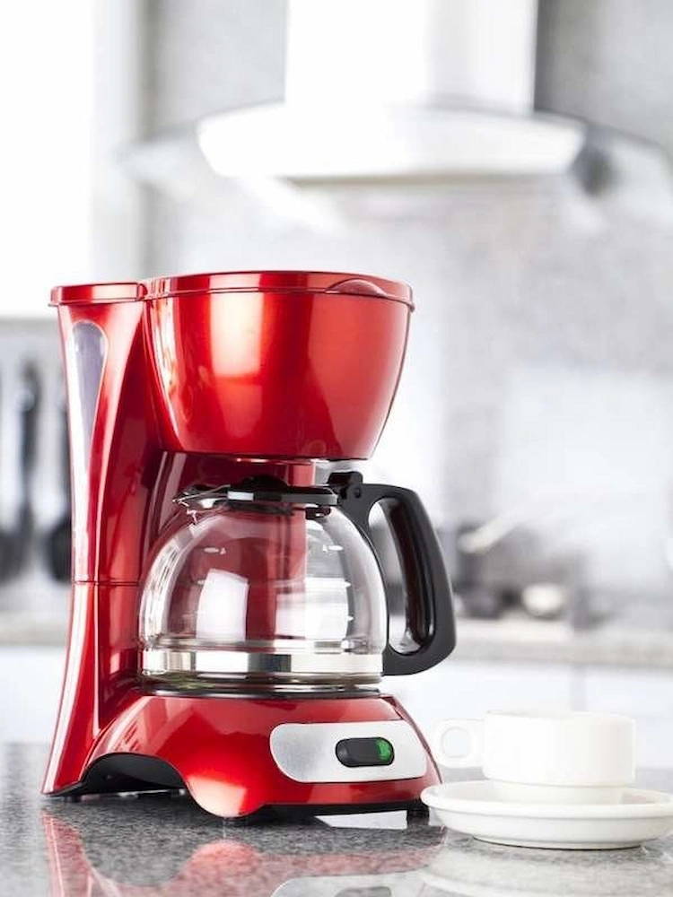 kleingeräte wie kaffeemaschinen verbrauchen viel energie und sollten in einzelnen steckdosen angeschlossen werd