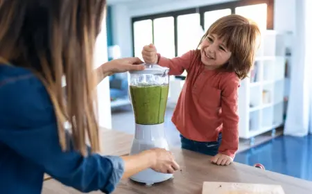 kleinkind und seine mutter bereiten gesunden saft zur stärkung des immunsystems im winter zu