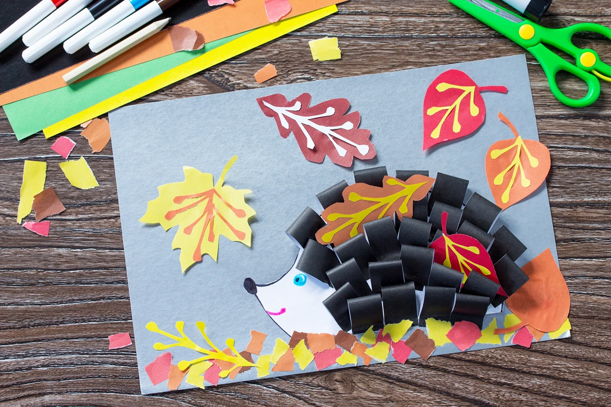 Kostenlose Bastelvorlagen für den Herbst - Igel mit Papierstreifen basteln